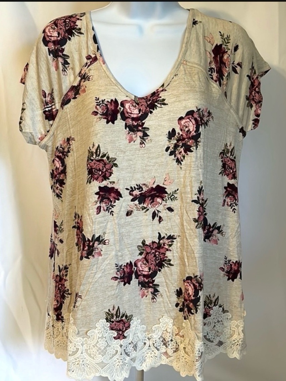 Jolt Woman’s Size Medium Neutral Color Top Pink Red Roses Pattern Blouse